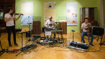 Az InFusion Trió tagjai: Izsák Farkas, elektromos hegedű, billentyű; Weisz Nándor, elektromos dobok, vokál; Simkó-Várnagy Mihály, eletromos cselló, basszusgitár.