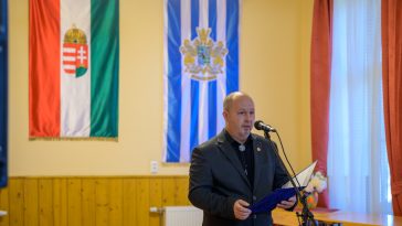 Sinka Imre polgármester mond emlékező beszédet 2023. október 23-án.