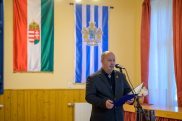 Sinka Imre polgármester mond emlékező beszédet 2023. október 23-án.