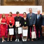 A Madách 200 címmel meghirdetett irodalmi vetélkedő eredményhirdetésén a Magyar Nemzeti Múzeum dísztermében 2023. október 23-án: Herczegh Péter színművész, Török Kata főkoordinátor, az első helyezett szarvasi Vajda Péter Evangélikus Gimnázium Csodaszarvas csapata – Kasnyik Hédi, Bánfi Péter, Major Zsófia – Pécsváradi Antal felkészítő tanárral, valamint Csáky Csongor, a Rákóczi Szövetség elnöke és L. Simon László, a Magyar Nemzeti Múzeum főigazgatója.