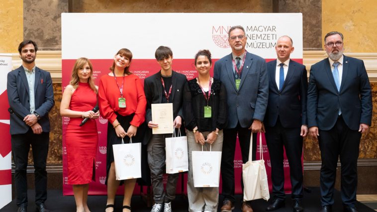 A Madách 200 címmel meghirdetett irodalmi vetélkedő eredményhirdetésén a Magyar Nemzeti Múzeum dísztermében 2023. október 23-án: Herczegh Péter színművész, Török Kata főkoordinátor, az első helyezett szarvasi Vajda Péter Evangélikus Gimnázium Csodaszarvas csapata – Kasnyik Hédi, Bánfi Péter, Major Zsófia – Pécsváradi Antal felkészítő tanárral, valamint Csáky Csongor, a Rákóczi Szövetség elnöke és L. Simon László, a Magyar Nemzeti Múzeum főigazgatója.
