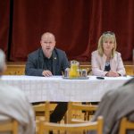 Sinka Imre polgármester és Csépainé Tóth Gabriella jegyző a 2023. október 24-én tartott közmeghallgatáson.