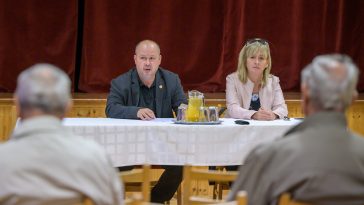 Sinka Imre polgármester és Csépainé Tóth Gabriella jegyző a 2023. október 24-én tartott közmeghallgatáson.