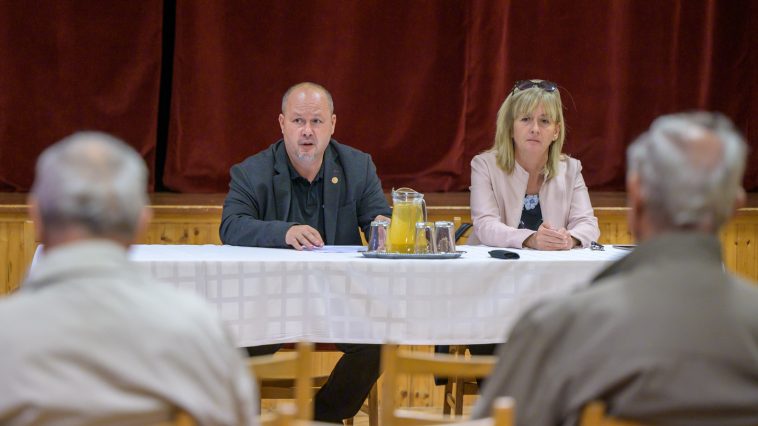 Sinka Imre polgármester és Csépainé Tóth Gabriella jegyző a 2023. október 24-én tartott közmeghallgatáson.