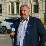 Gajdos Attila a Szarvasi Polgármesteri Hivatal épülete előtt tart sajtótájékoztatót 2023. október 26-án.