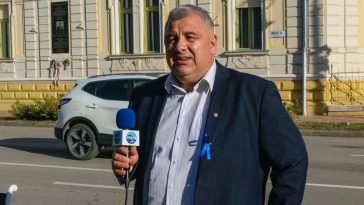 Gajdos Attila a Szarvasi Polgármesteri Hivatal épülete előtt tart sajtótájékoztatót 2023. október 26-án.