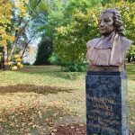 Tessedik Sámuel (1742-1820) evangélikus lelkész, tudós, agrárpolihisztor, reformer bronz mellszobra a Magyar Agrár- és Élettudományi Egyetem gödöllői campusa előtti szoborparkban.