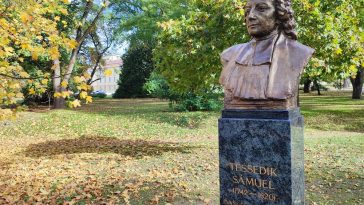 Tessedik Sámuel (1742-1820) evangélikus lelkész, tudós, agrárpolihisztor, reformer bronz mellszobra a Magyar Agrár- és Élettudományi Egyetem gödöllői campusa előtti szoborparkban.