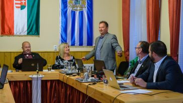 Hévizi Róbert képviselőt, bizottsági elnököt köszöntötte Békésszentandráson az októberi testületi ülésen Sinka Imre polgármester abból az alkalomból, hogy 25 éve és 1 napja tette le először képviselői esküjét, s azóta egyfolytában tagja a testületnek.