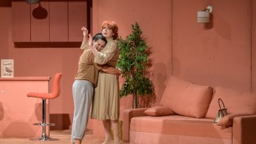 Péter Kata (Emma) és Hernádi Judit (Aurora) a Szentendrei Teátrum és az Orlai Produkciós Iroda a Becéző szavak című közös előadásában.
