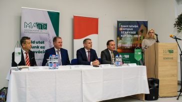 Babák Mihály, Dankó Béla, dr. Gyuricza Csaba és dr. Takács Árpád az Öntözési és Vízgazdálkodási Kutatóintézet konferenciatermében 2023. november 17-én tartott sajtótájékoztatón.