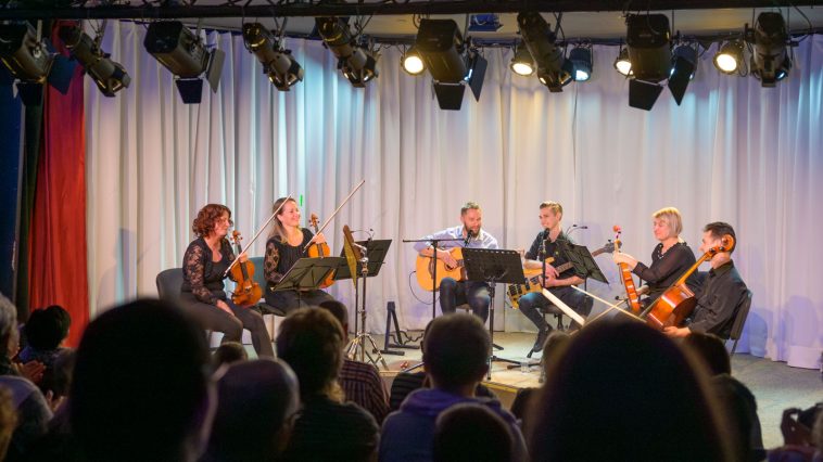 Molnár János és Nánási Attila az Alföld Quartettel 2023. november 25-én a Cervinus Teátrum kamaratermében.
