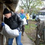 Az egyik szállítmányt elkísérte Molnár József polgármester.