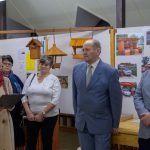 Horváth Mariann ismerteti Szécsi Balázs életútját a kiállítás megnyitóján.