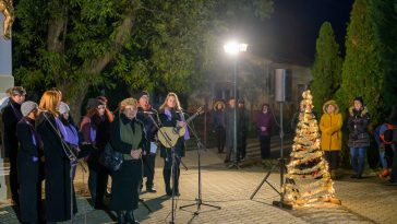 Az első gyertyát Kitajka Béláné, Edit néni, a szombati Szent András-nap díjazottja gyújtotta meg.