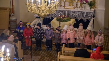 A Hársliget Óvoda ovisainak műsora advent második vasárnapján a csabacsűdi evangélikus templomban.