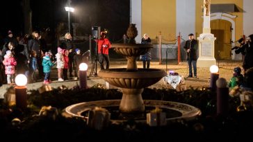 Molnár Imre iskolaigazgató gyújtotta meg az öröm gyertyáját Békésszentandráson 2023. december 17-én.