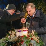 Zahorecz Pál és Hodálik Pál meggyújtja az öröm gyertyáját.