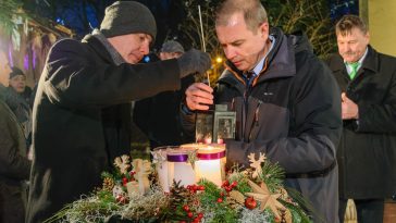 Zahorecz Pál és Hodálik Pál meggyújtja az öröm gyertyáját.