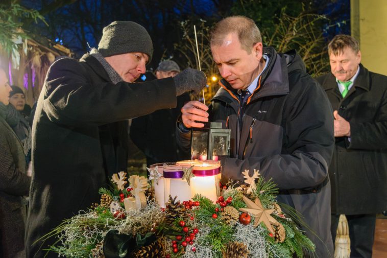 Zahorecz Pál és Hodálik Pál meggyújtja az öröm gyertyáját.