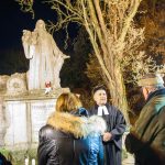 Megemlékezők Tessedik Sámuel szobra előtt.