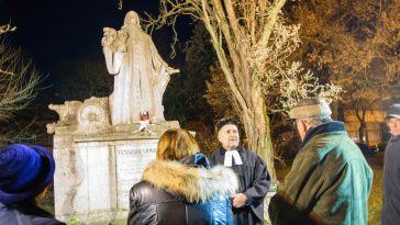 Megemlékezők Tessedik Sámuel szobra előtt.