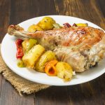 Sült pulykacomb vele sült zöldségekkel.