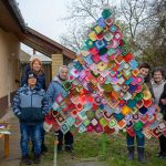 Áll a Békésszentandrási Kézművesek Egyesülete horgolt karácsonyfája 2023. december 1-én.