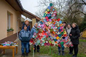 Áll a Békésszentandrási Kézművesek Egyesülete horgolt karácsonyfája 2023. december 1-én.