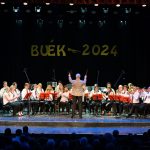 Másodpercekkel a koncert kezdete előtt Szabados-Tóth Gábor figyelmet kér a Városi Fúvószenekar tagjaitól.