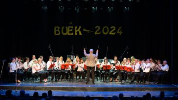 Másodpercekkel a koncert kezdete előtt Szabados-Tóth Gábor figyelmet kér a Városi Fúvószenekar tagjaitól.