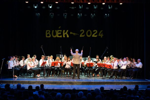 Másodpercekkel a koncert kezdete előtt Szabados-Tóth Gábor figyelmet kér a Városi Fúvószenekar tagjaitól.