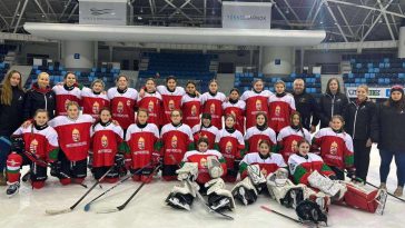 A szűk U14-es nemzeti keret. Ardai Virág nemzeti színű mezben az álló sorban balról a 7.