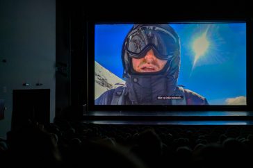 Molnár Ábel az világ legmagasabb vulkánjának, az Ojos del Salado csúcsa felé.