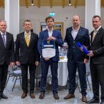 A Cortevát képviselő Gesztesi László termelési igazgató és Zakar Mihály üzemvezető átveszi az emléklapot és plakettet a város vezetőitől.