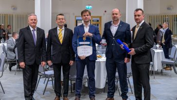 A Cortevát képviselő Gesztesi László termelési igazgató és Zakar Mihály üzemvezető átveszi az emléklapot és plakettet a város vezetőitől.