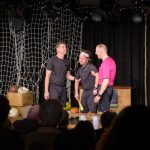 Boronyák Gergely, Ragány Misa és Timkó János a Sóska, sültkrumpli című darabban a Cervinus Teátrum előadásában.