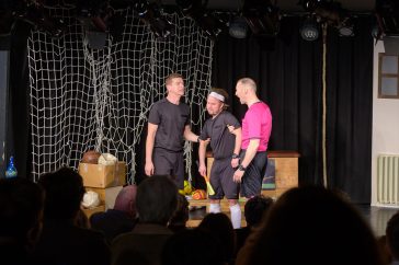 Boronyák Gergely, Ragány Misa és Timkó János a Sóska, sültkrumpli című darabban a Cervinus Teátrum előadásában.