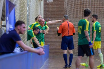 Nem volt könnyű dolga Gyekiczki játékvezetőnek a Nagyrét Farm és a Harmadik Félidő mérkőzésén.
