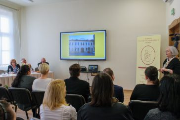 Tóth Tamásné tartotta a tanácskozás bevezető prezentációját.