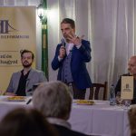 Vona Gábor Szarvason. Jobbján Buzás Gyula, balján a párt szakmai igazgatója, Buzás Balázs.