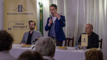 Vona Gábor Szarvason. Jobbján Buzás Gyula, balján a párt szakmai igazgatója, Buzás Balázs.