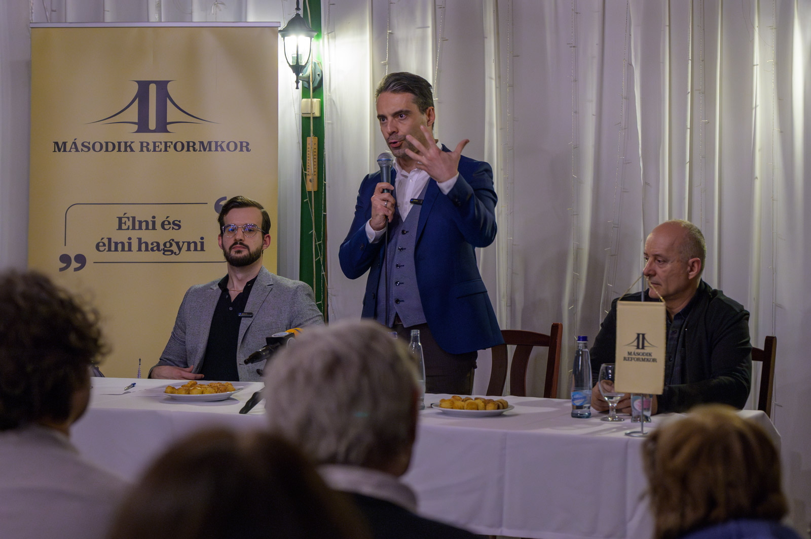Vona Gábor Szarvason. Jobbján Buzás Gyula, balján a párt szakmai igazgatója, Buzás Balázs.