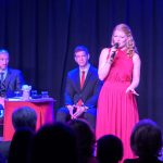 Tatár Bianka a Cervinus Teátrum nőnapi előadásában. Mögötte Timkó János és Boronyák Gergely.