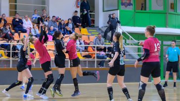 Nagy Emese labdáját fogadja Papp Zsófi (Fotó: Babák Zoltán)