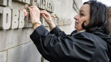 Misur Zsuzsa, a Magyar Túlélők Szövetsége Bergen-Belsen csoportjának elnöke a 2019-es megemlékezésen a Bergen-Belsen emlékműnél.