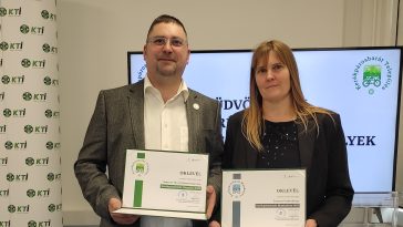 Az önkormányzat részéről Krivik Viktor, a Szarvasi Arborétumból dr. Hanyecz Katalin vehette át a díjat.