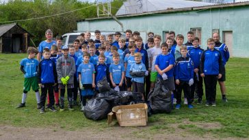 Szemetet szedtek a Szarvasi FC 1905 utánpótlás-játékosai.