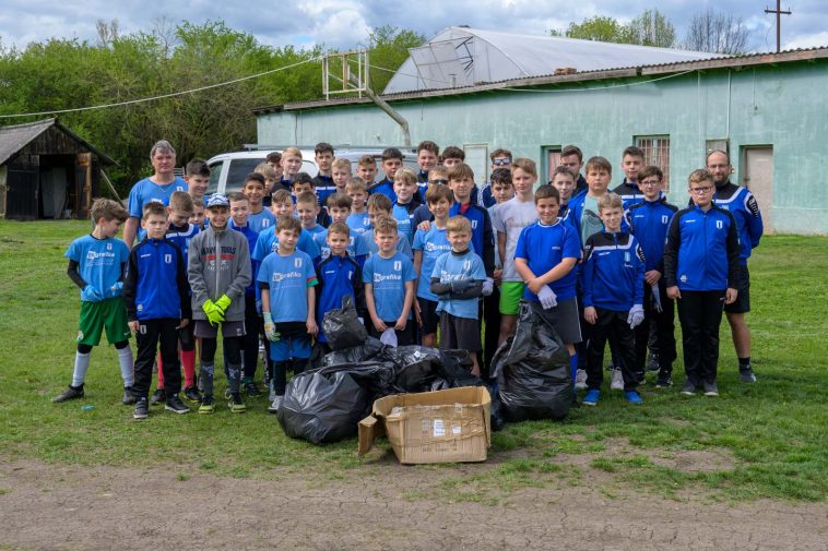 Szemetet szedtek a Szarvasi FC 1905 utánpótlás-játékosai.