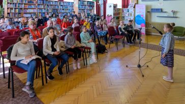 A Versmaraton idei versfolyamának kezdetén a Városi Könyvtárban.
